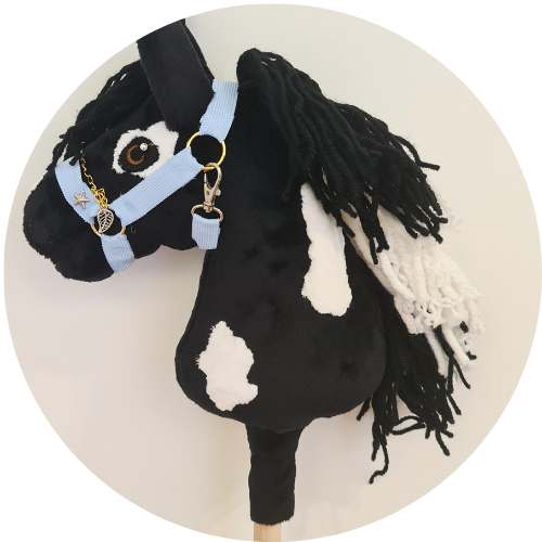 Hobby horse czarny z odmiankami A4 z kantarem - obrazek 2